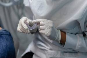 Dentista creando un plano de relajación personalizado